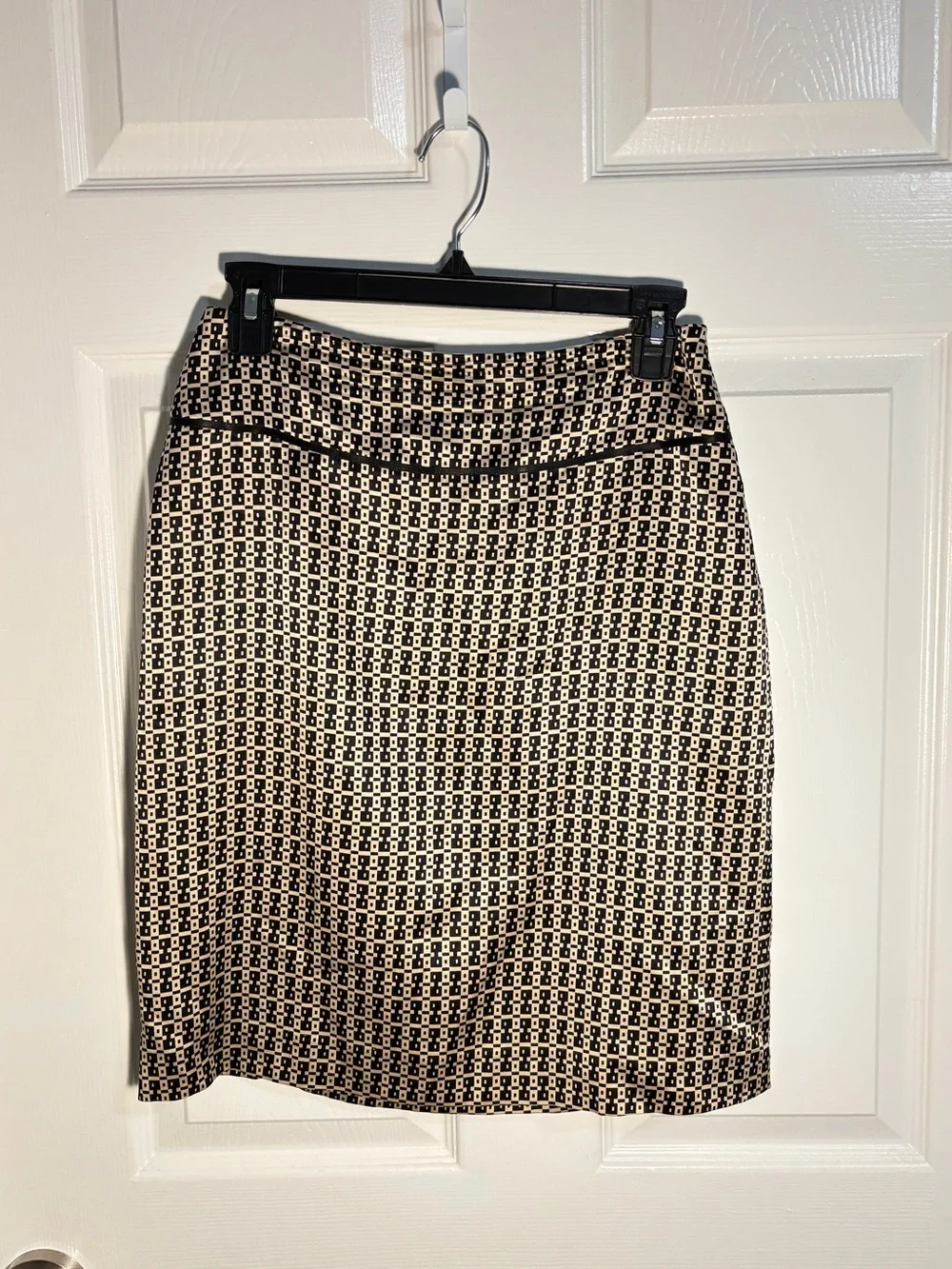 Vtg Banana Republic Silk Size 2 Black and Cream Patterned Women's Skirt